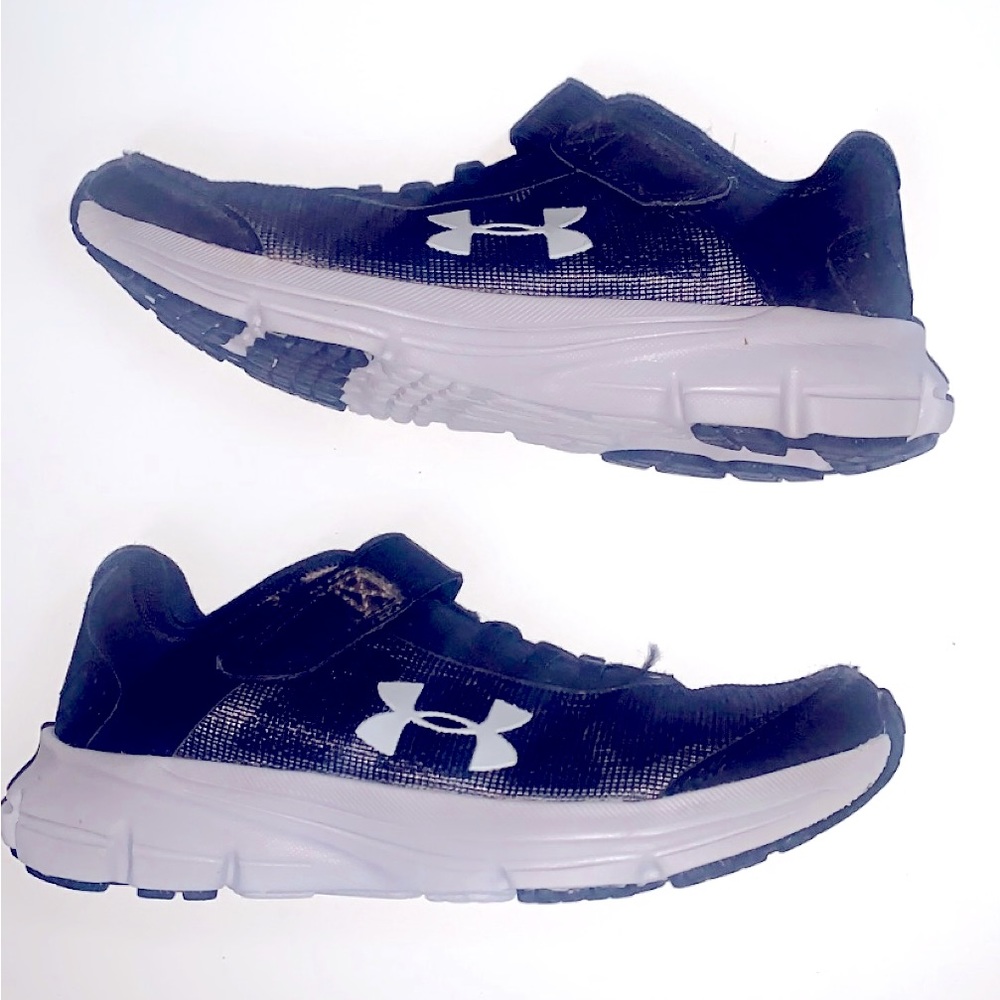 Boys size 2 under armour sneaker
